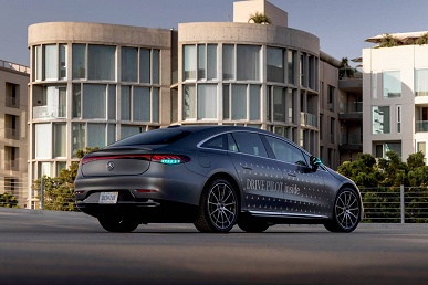 Mercedes-Benz первой в мире оснастила свои машины бирюзовыми габаритными огнями. И в этом&nbsp;большой смысл